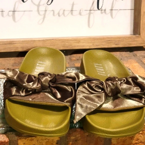 PUMA Fenty x Bow Slide 'Olive' Wmns  Sz 8.5 #365774-01 - Picture 2 of 12